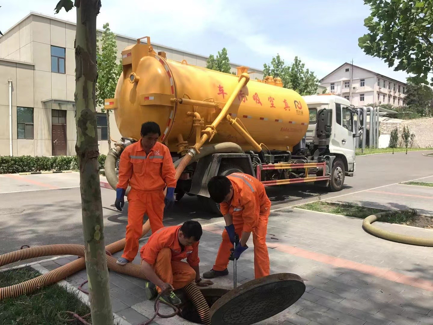 晋州管道疏通车停在窨井附近